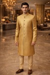Sherwani boda dorado botones crema