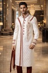 Goldener Hochzeits-Sherwani mit Cutwork