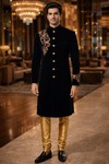 Sherwani negro flores rosa dorado