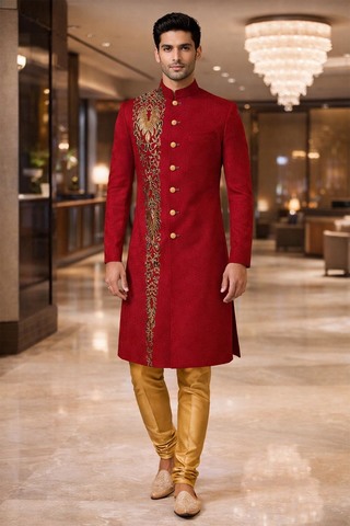 Traditioneller Sherwani in Karminrot mit Goldstickerei