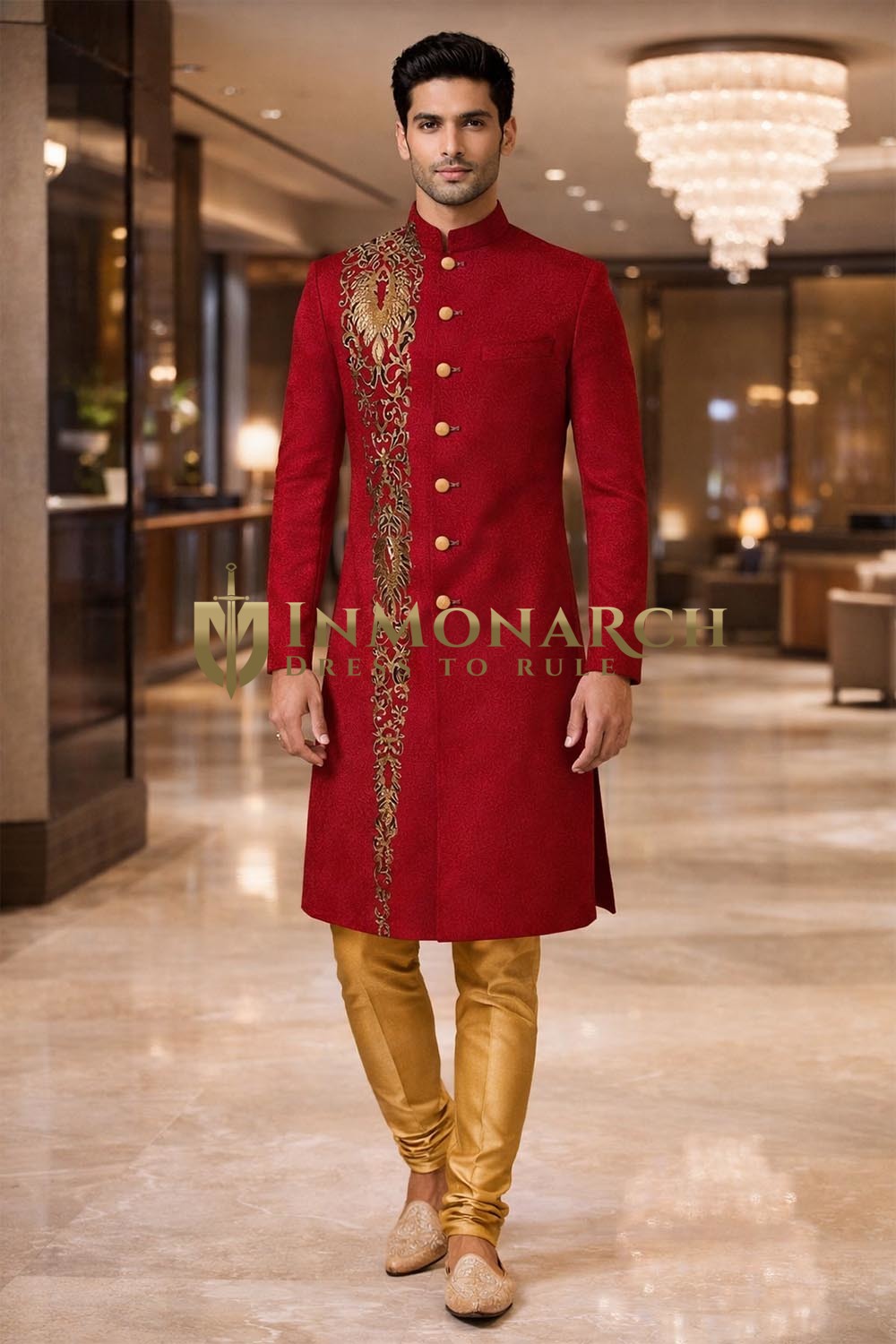 Traditioneller Sherwani in Karminrot mit Goldstickerei