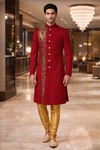 Traditioneller Sherwani in Karminrot mit Goldstickerei