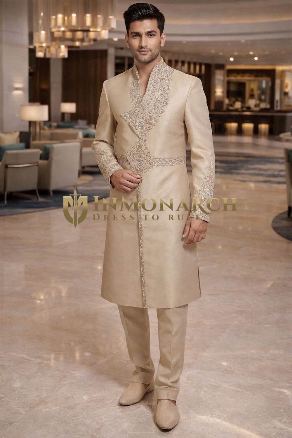 Sherwani estilo angrakha color trigo