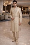 Sherwani estilo angrakha color trigo