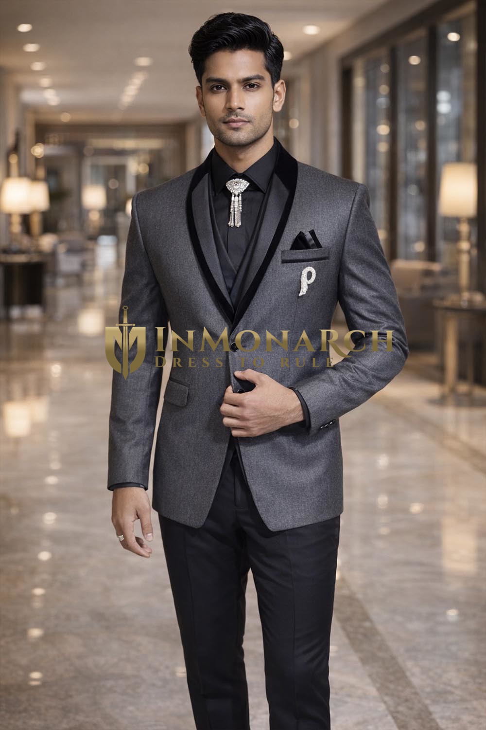 Esmoquin gris solapa terciopelo negro hombre