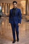 Traje esmoquin azul marino rojo