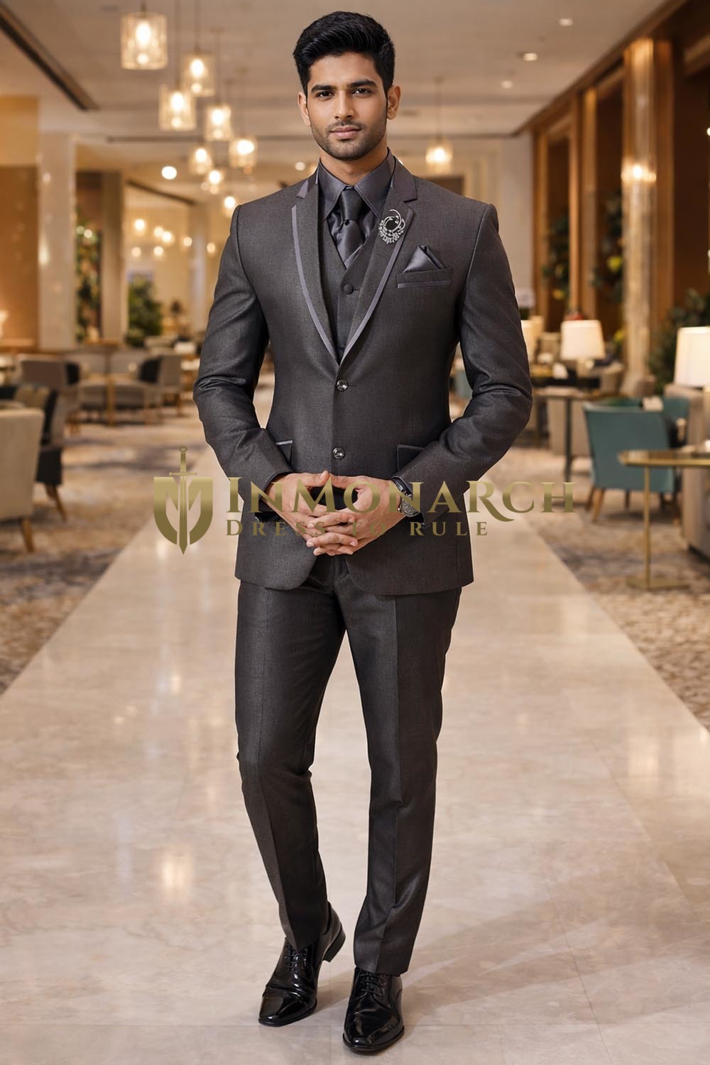 Traje esmoquin gris clásico elegante