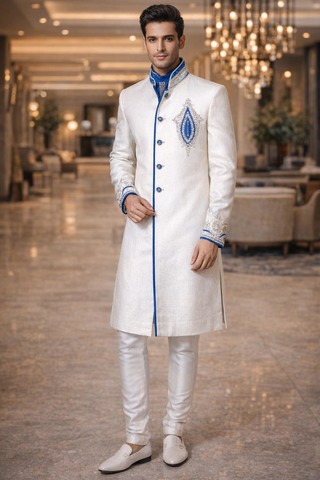 Conjunto blanco con bordado y detalles en terciopelo azul