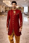 Traje indo occidental carmesí bordado dorado