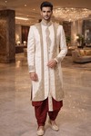Sherwani court crème brodé avec dhoti bordeaux