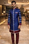 Blauer Nehru-Kragen Anzug mit bordeaux Hose