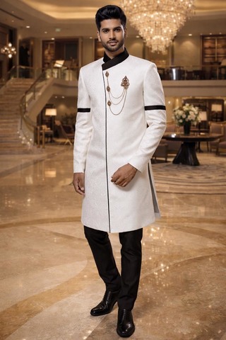 Traje indo crema con detalles bordados