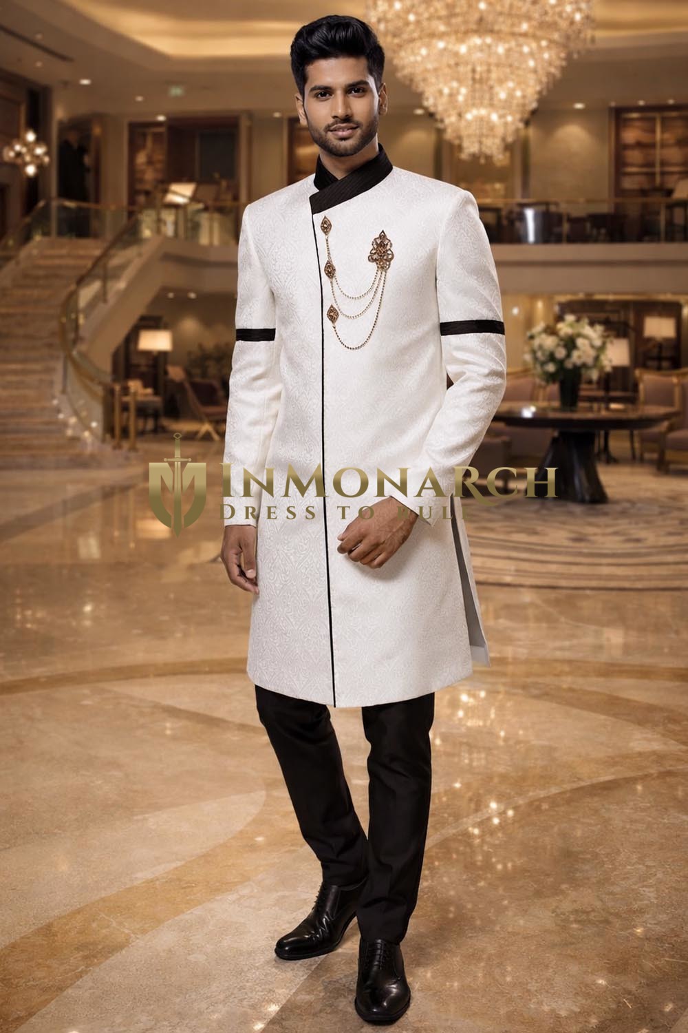 Traje indo crema con detalles bordados