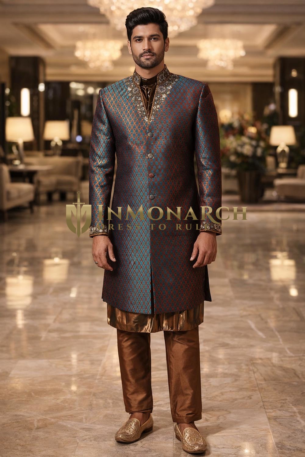 Costume col V bleu brodé homme
