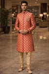 Sherwani indo occidental rojo diseñador hombre