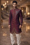 Sherwani magenta real bordado nupcial