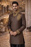 Sherwani indo occidental oliva bordado oculto