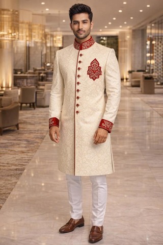 Sherwani crema con terciopelo rojo real