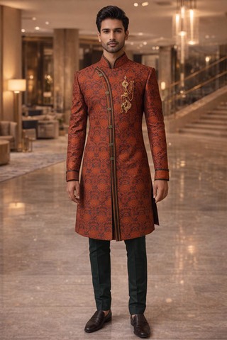 Sherwani salmón con churidar verde