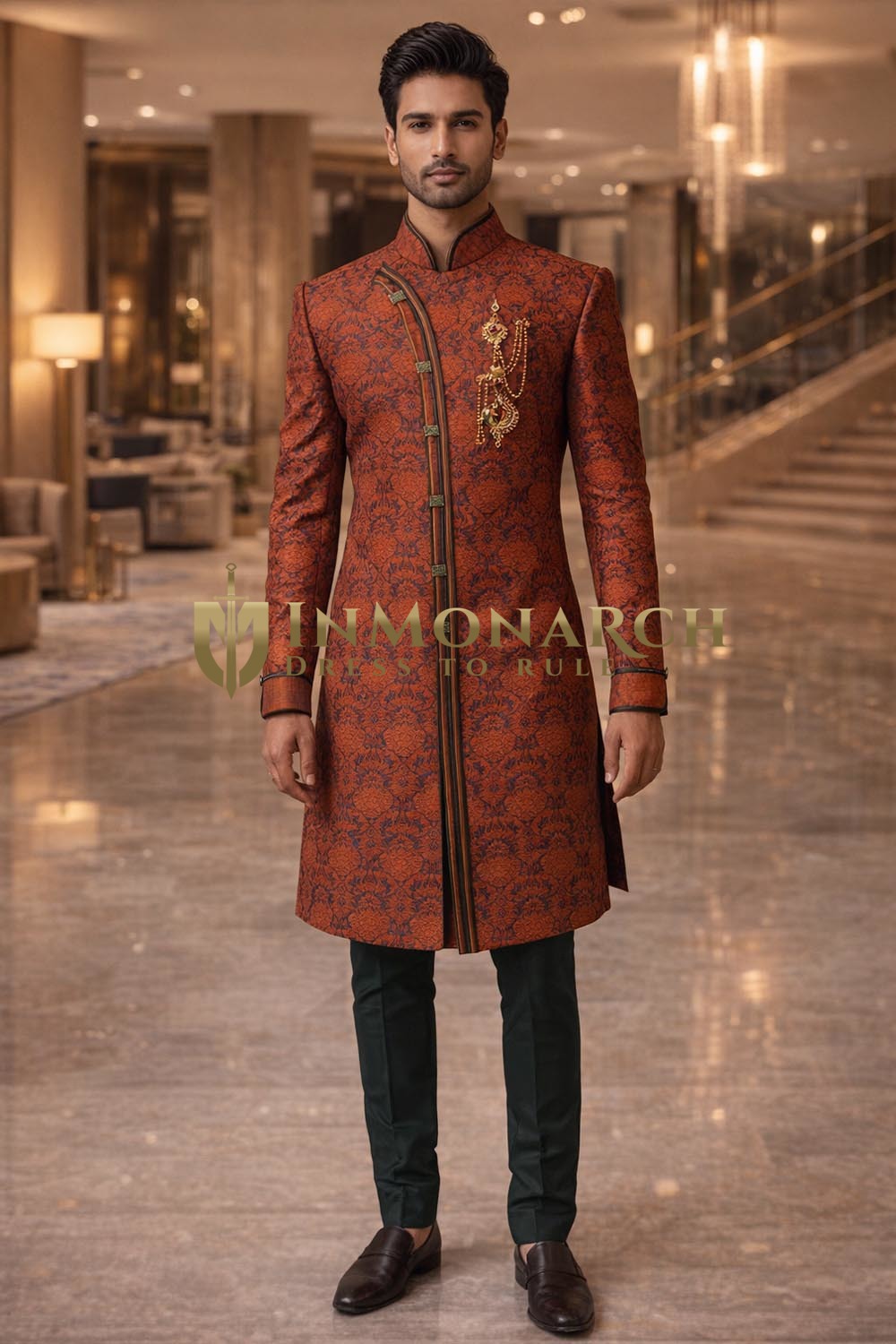 Sherwani salmón con churidar verde