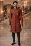 Sherwani salmón con churidar verde