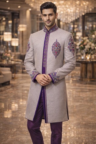 Sherwani indo occidental gris con ribete púrpura