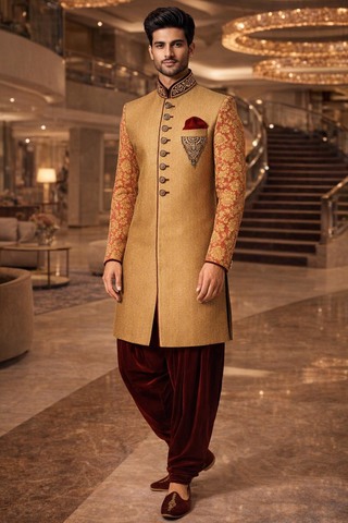 Bisquefarbener Sherwani mit Bordeaux