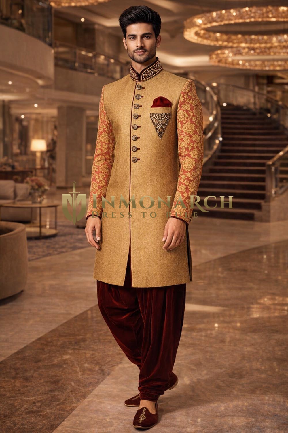 Bisquefarbener Sherwani mit Bordeaux