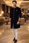 Bestickter marineblauer Sherwani mit Silberhose