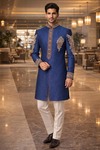 Traje indo occidental azul con bordado