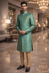 Traje indo occidental verde con pasley dorado