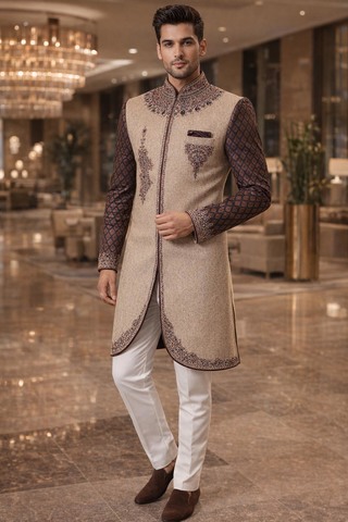 Traje indo occidental beige con mangas brocadas