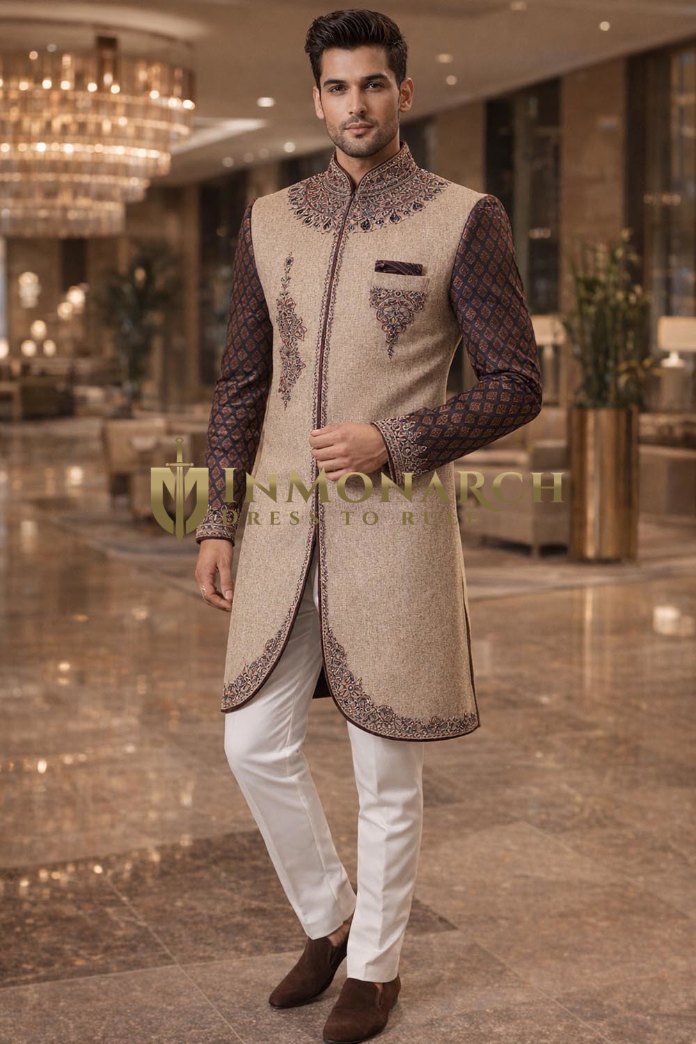 Traje indo occidental beige con mangas brocadas
