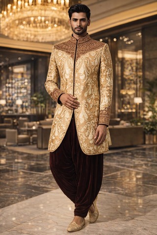 Sherwani dorado con bordado moderno