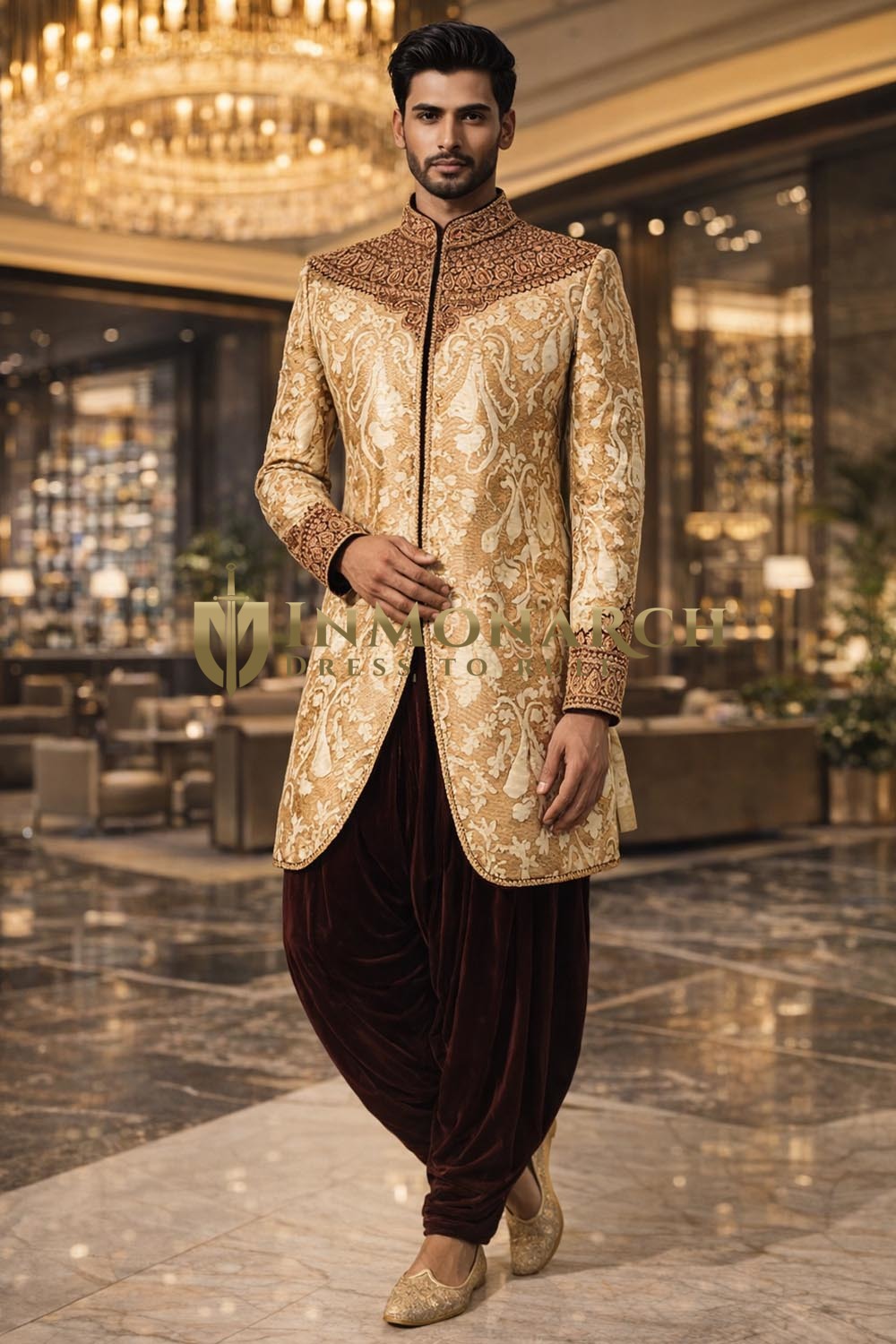 Sherwani dorado con bordado moderno