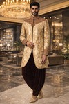 Sherwani dorado con bordado moderno