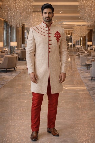 Sherwani marfil con bordado y ribete rojo