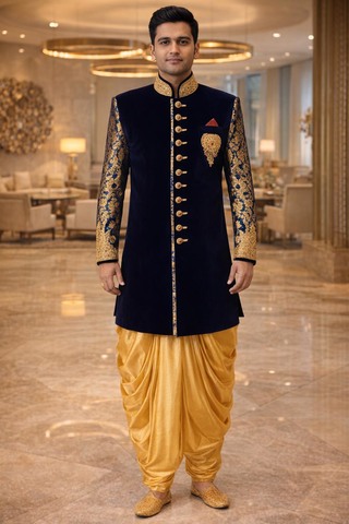 Sherwani azul marino con bordado dorado