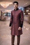 Sherwani morado naranja con apliques