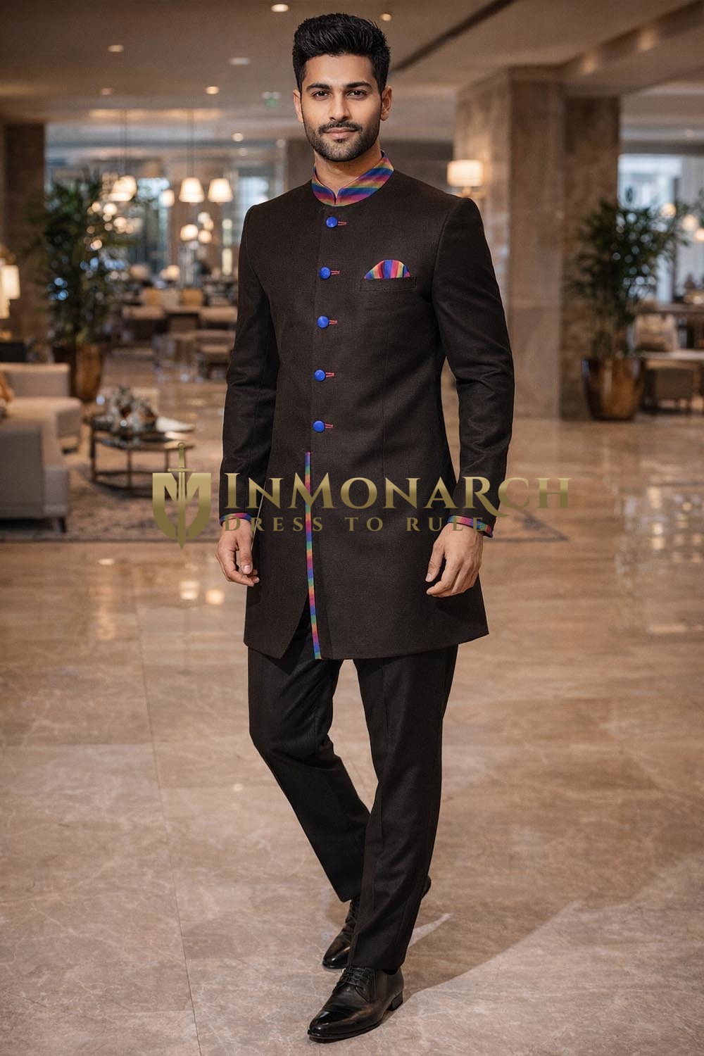 Traje indo marrón con detalles multicolor