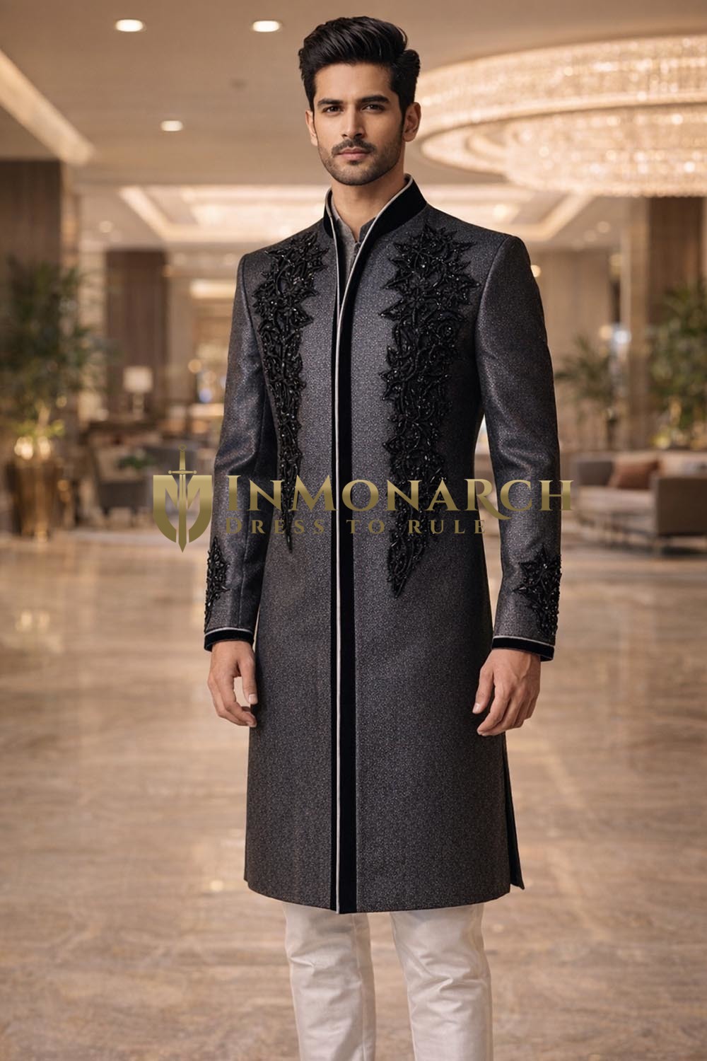 Traje indo occidental cuello alto plateado