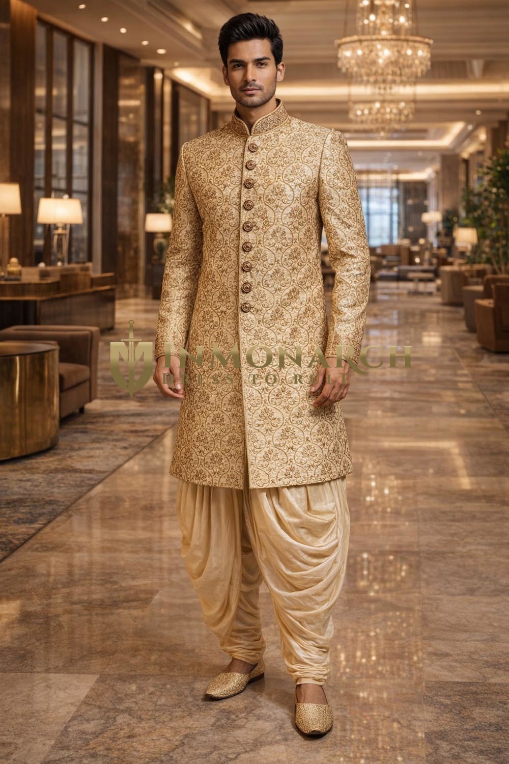 Costume indo occidental crème brodé avec col et poignets dorés