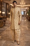 Costume indo occidental crème brodé avec col et poignets dorés
