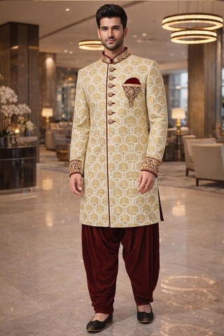 Traje indo occidental dorado con bordado