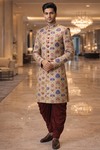 Sherwani flores azul rojo rosa