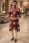 Sherwani indo occidental burdeos bordado