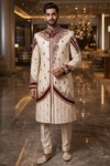 Sherwani crema bordado botón oculto