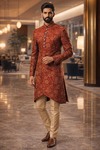 Sherwani rojo bordado tradicional novio