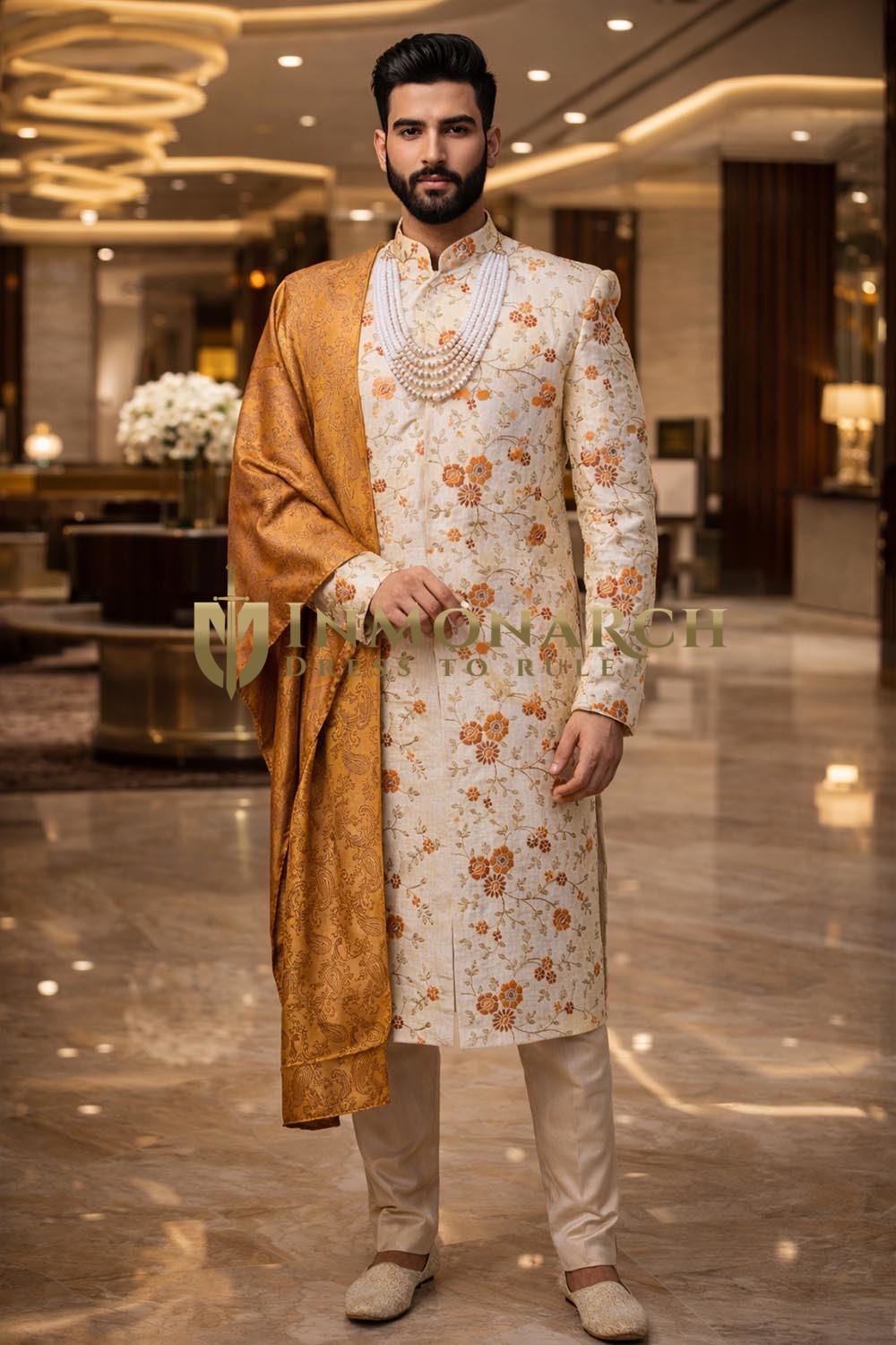 Sherwani crema flores naranjas hombre