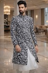 Sherwani occidental noir brodé avec kurta et churidar blancs
